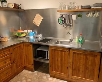 Rose Building Apartment - Cospicua - Kitchen