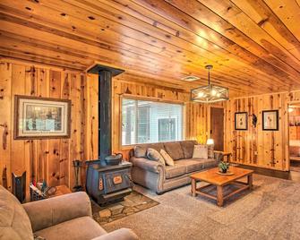 Bring a Pet Pinetop Cabin with Game Room! - Pinetop-Lakeside - Living room