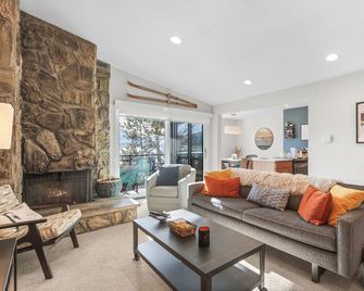 Summit Serenity: Luxury Alpine Ski Escape in Dillon, CO - Dillon - Living room