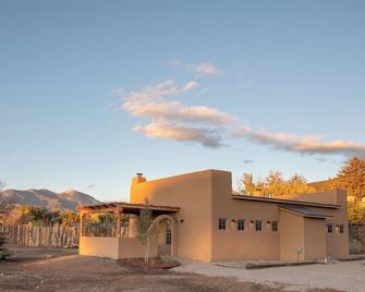 Beautiful One Bedroom Casita with View of Taos Mountain - Taos - Edificio