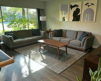 Family Getaway w/ year round Hot Tub\n - Buchanan - Living room