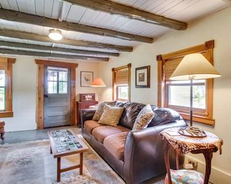 4 Mi to Historic District Calico Rock Cabin! - Calico Rock - Living room