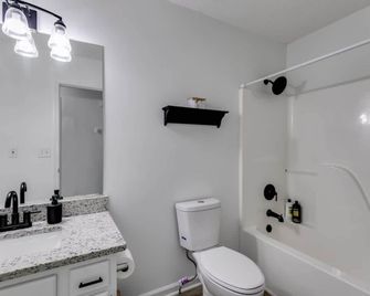 Tranquil Hideaway Home - Pet-friendly - Villa Rica - Badkamer