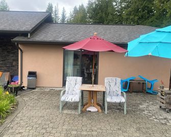 Mara Spring Lodges - Suite 2 - Grindrod - Patio