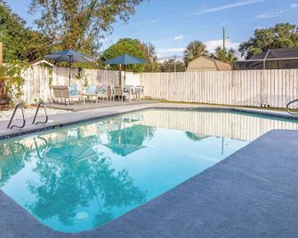 Sun Bay Getaway - Backyard Pool w Winter Rates - Tampa - Piscina