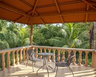 Spectacular 4/5 Bedroom 3.5 Bath 15 Minute walk to the Beach - Sleeps 15 - Pool! - Esterillos Este - Balcón