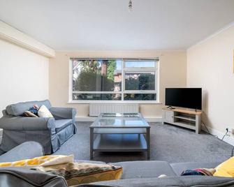 Redhill Surrey 2 Bedroom Pet Friendly Apartment by Sublime Stays - Redhill - Living room