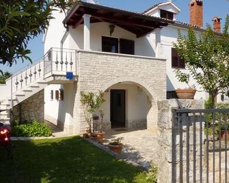 Apartament Onda - Funtana - Gebäude