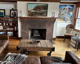 Charming home on Lake Quinsigamond! - Shrewsbury - Sala de estar