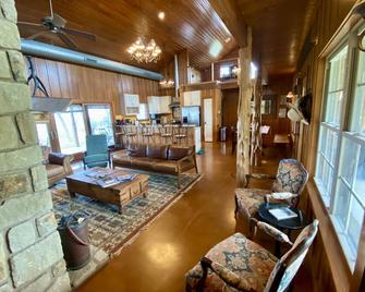 200 Acre ranch with excellent accommodations. - Blanco - Living room