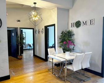 Brand New Private Room - Englewood - Dining room