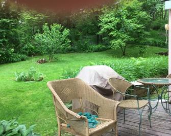 Bungalow, suites or home on East Side of Saratoga Lake The Best Of All Worlds - Saratoga Springs - Patio