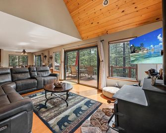 Exquisite Vacation Home with Hot Tub, EV Charger - Arnold - Living room