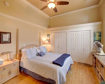 Walk to Water St and River Quaint Saugatuck Apt - Saugatuck - Bedroom
