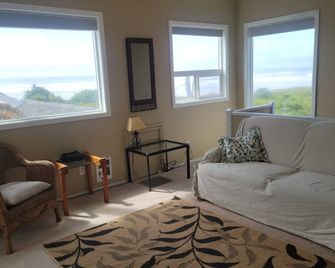 Close to the Beach! Ocean View from every room! Pet Friendly 3- bedroom house - Cape Meares - Living room