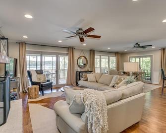 Lake Tuscaloosa Designer House with 4 King Beds! -Right on Water- 20 Min to UA! - Northport - Living room