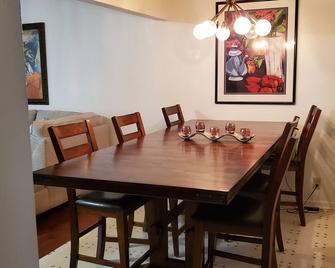 shopping centers groceries restaurants, Family-sized condo. - Milwaukee - Dining room