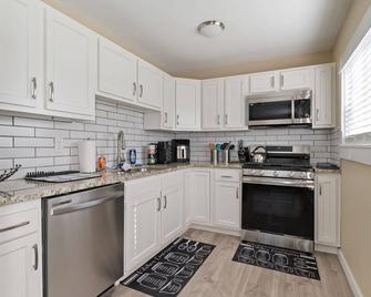 Suites on San Pedro - Unit A - Benson - Cucina