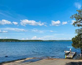 Steps to the water at Bull Shoals Lake! - Bull Shoals - Beach