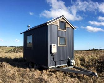 Altitude - A Tiny House Experience in a Goat Farm by Tiny Away - 롬지 - 건물