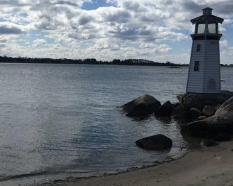 Shady Harbor Vacation Home - Charlestown
