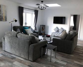 2 Barn Cottages - Whitchurch - Living room