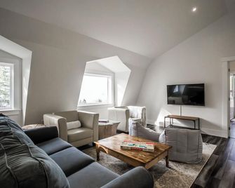 Ultra Private Oceanfront Cottage with Sunset Views - Middleton - Living room