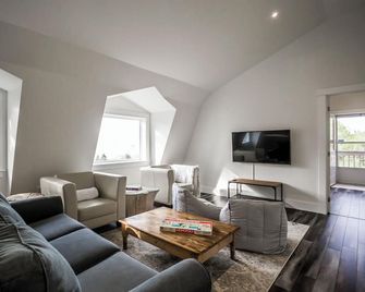 Ultra Private Oceanfront Cottage with Sunset Views - Middleton - Living room