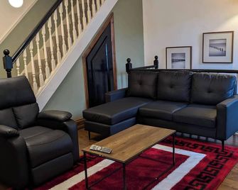 3B-10min City Airport Parking No Parties allowed - London - Living room