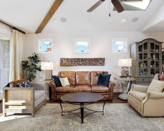 Seventh & Shore Stylish Seal Beach Home w/ Elevator, Fireplace + Bold Design - Seal Beach - Living room