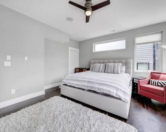 City Views - Walking Distance to Panthers Stadium - Charlotte - Bedroom