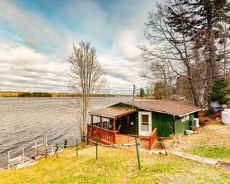 Fantastic two-level home & guest cottage with fast WiFi & lake access - dogs OK - Vassalboro - Building