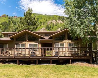 Cozy cabin w/ shared natural hot spring hot tub - nature preserve across river - Redstone - Building