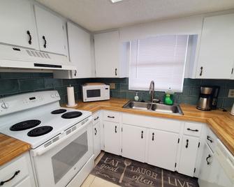2/2 Spacious Condo 15 min away from Gulf Coast Beaches - Port Charlotte - Kitchen