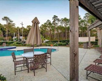 Tranquil 2-bedroom condo in Ocean Springs with fitness room, WiFi - Ocean Springs - Piscina