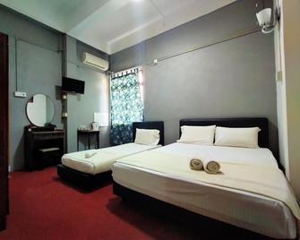 Spot On 89994 Rz Gold Hotel - Kuala Krai - Bedroom