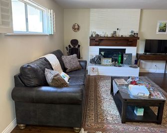 Experience a Luxurious Thanksgiving Escape in Huntington Beach - Huntington Beach - Living room