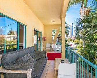 Surf Inn Boutique Backpackers - Free Breakfast - Surfers Paradise - Balcony