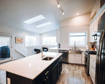 Wild About Anchorage · Hot Tub · Rooftop Patio · Chef's Kitchen · Coffee Bar - Anchorage - Cuina