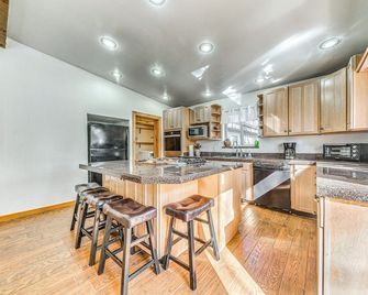 Walk to Midtown Ruidoso Modern-Rustic Cabin - Ruidoso - Kitchen