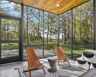 New Modern Cabin on 2 Acres with Water Views - Portage - Terasa