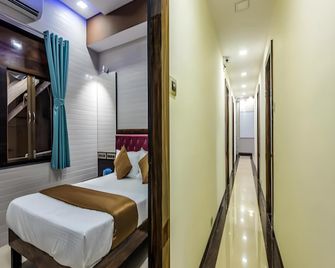 Hotel Plaza- Near Byculla Railway Station - Mumbai - Lobby