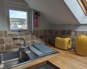 Top Floor Apartment - Llandudno - Kitchen