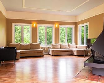 Les Chalets Tourisma - Chalet au bord de l'eau avec spa et foyer - Le Draveur - St-Raymond - Living room