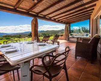 Villa with Private Garden, Parking & Shared Pool! - Abbiadori - Patio