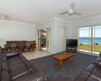 Salamander Beach Front - Salamander Bay - Wohnzimmer