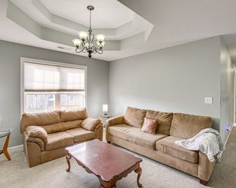 Large Clarksville Family Home ~ 4 Mi to Speedway! - Oak Grove - Huiskamer