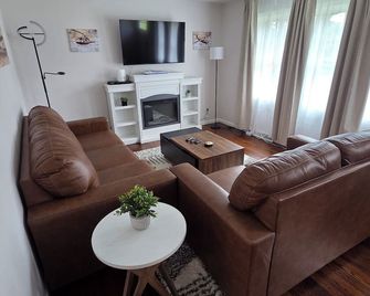 Welcome to The Hangar, a newly remodeled travel-themed stay, 4 minutes from BDL. - Windsor Locks - Olohuone