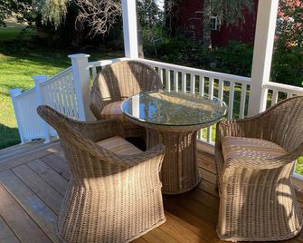 Cozy 3 bedroom house with large covered porch just steps from downtown BBH. - Boothbay Harbor - Balkon