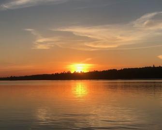 Relaxing Crooked Lake Cottage - Alanson - Vista del exterior